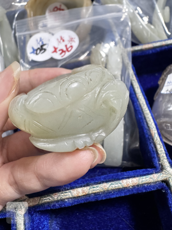 清 玉雕莲花形水呈配座 - 图4